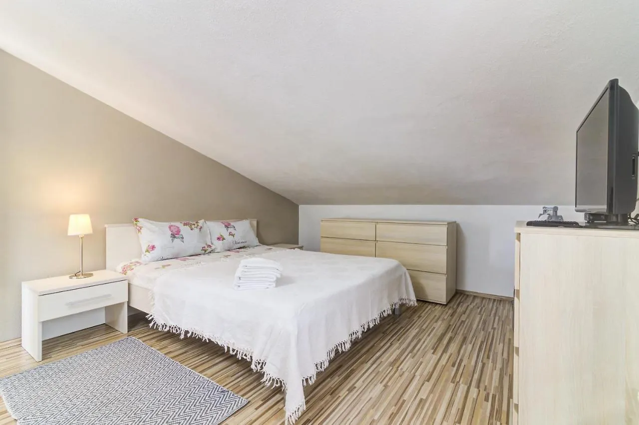 Apartment Cosic Green Klenovica 0*,